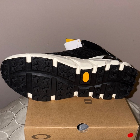 Oakley Men's Black and Cream Light Breathe Athletic Shoes NIB - Picture 7 of 8